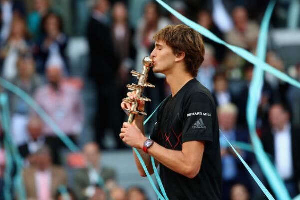 红牛车队维斯塔潘连续四年登顶F1世界冠军.